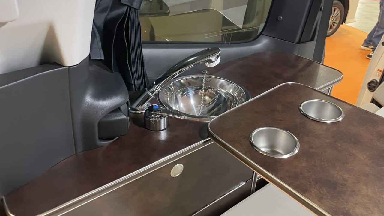 「これがミニバン最適解か?」「もうホテル必要ない」完成度の高さが秀逸、車内に泊まれる安心感。日常の延長がアウトドアリビングに。