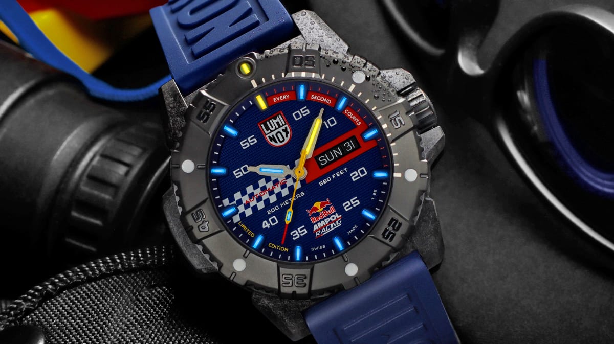 ルミノックスの人気シリーズにレッドブル・アンポル・レーシング公式