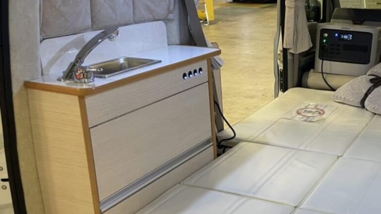 「嘘みたいなヤバい広さ」「…でも軽自動車なんです」多趣味な大人に刺さる！大満足の車内空間を実現した軽キャンパー。