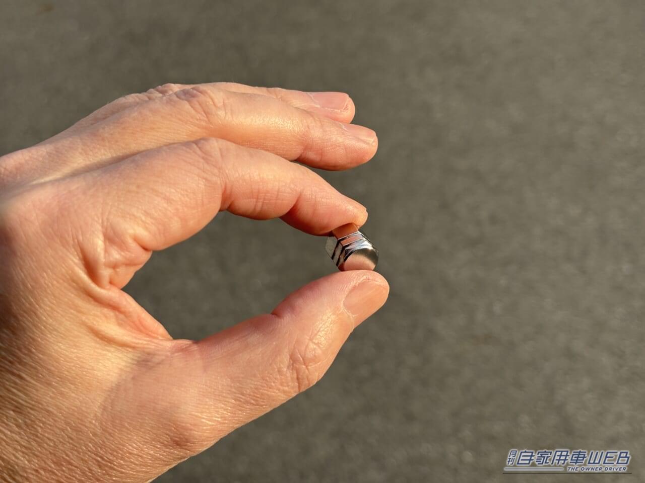 エーモン エアバルブキャップ 8828 JANコード4905034088283 を手に持っている画像|「そこに付けるんだ?」「意外と雰囲気変わるね」愛車にさりげないアクセント。分かる人には分かるお手軽カスタムパーツを紹介。