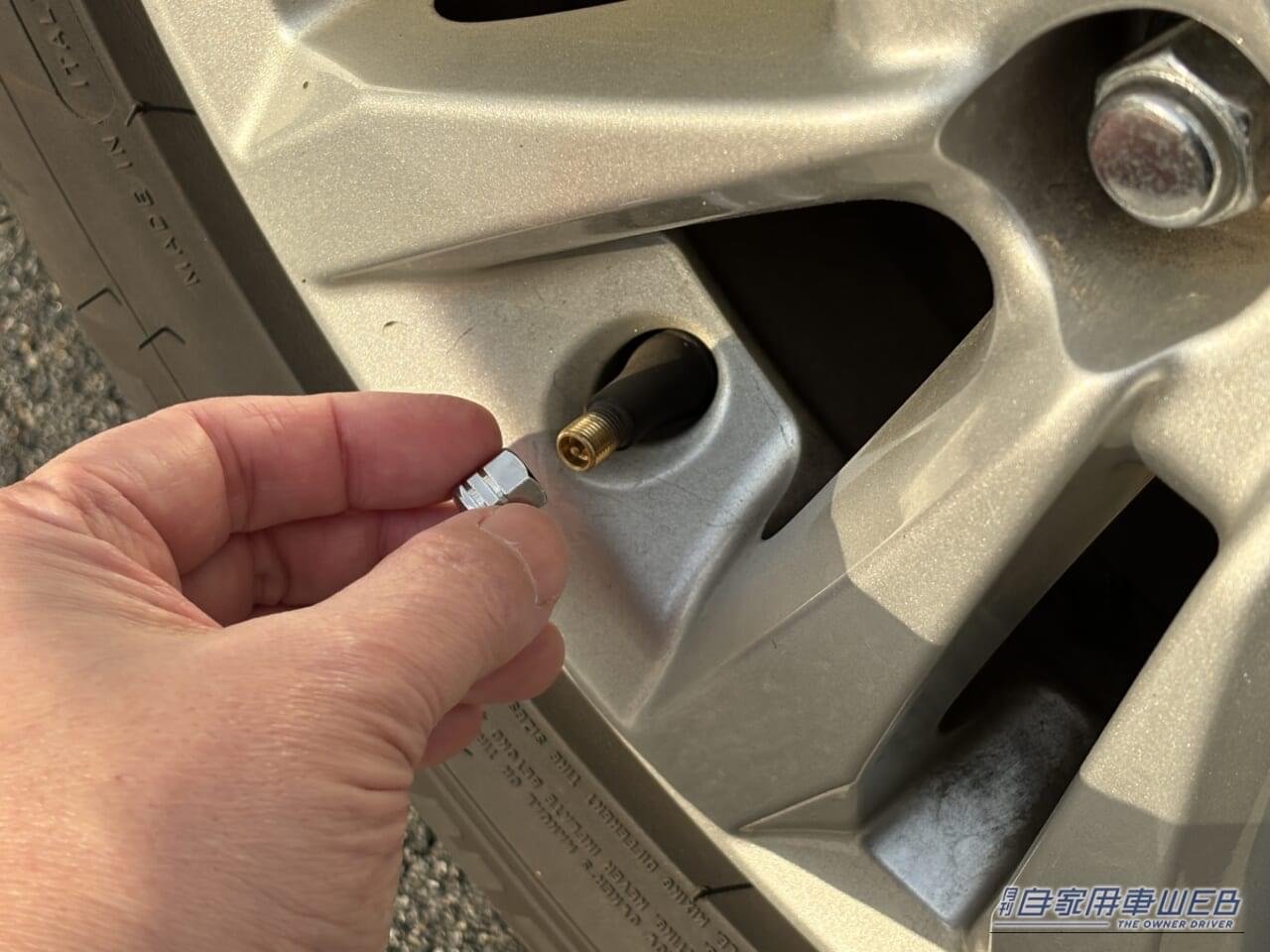 タイヤのバルブに、エーモンのエアバルブキャップ(8828)を装着している画像|「そこに付けるんだ?」「意外と雰囲気変わるね」愛車にさりげないアクセント。分かる人には分かるお手軽カスタムパーツを紹介。