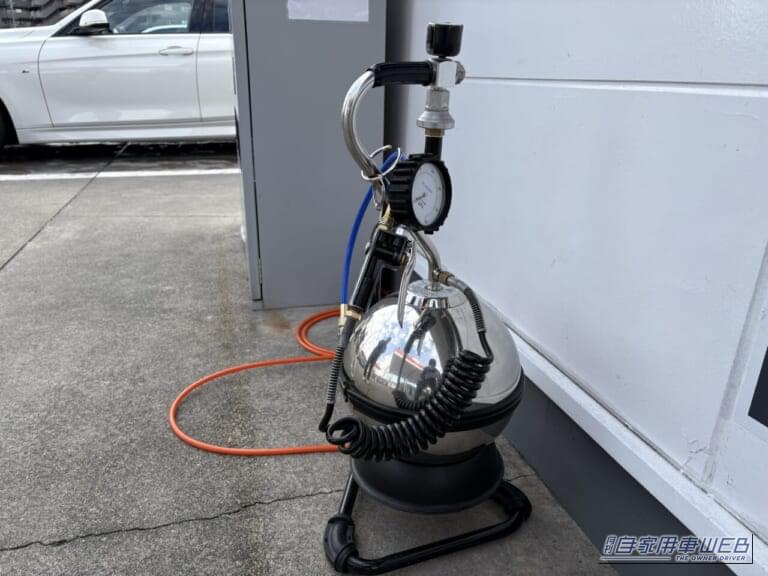 ガソリンスタンドに設置されている空気入れ（タイヤゲージ）｜「みんな なんで使わないの？」給油時に利用できるガソスタの無料サービス。冬は特に活用した方がいい理由。