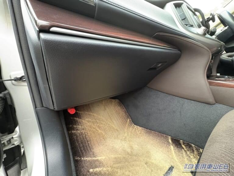 210系クラウンの助手席、グローブボックス｜「そのエアコン設定 実はヤバい…」愛車の花粉対策。知らないと車内が地獄に。2026年春のピーク直前対応マニュアル