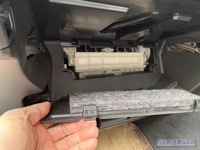 210系クラウンの助手席、グローブボックスを取り外し、エアコンフィルターを交換する画像|「そのエアコン設定 実はヤバい…」愛車の花粉対策。知らないと車内が地獄に。2026年春のピーク直前対応マニュアル