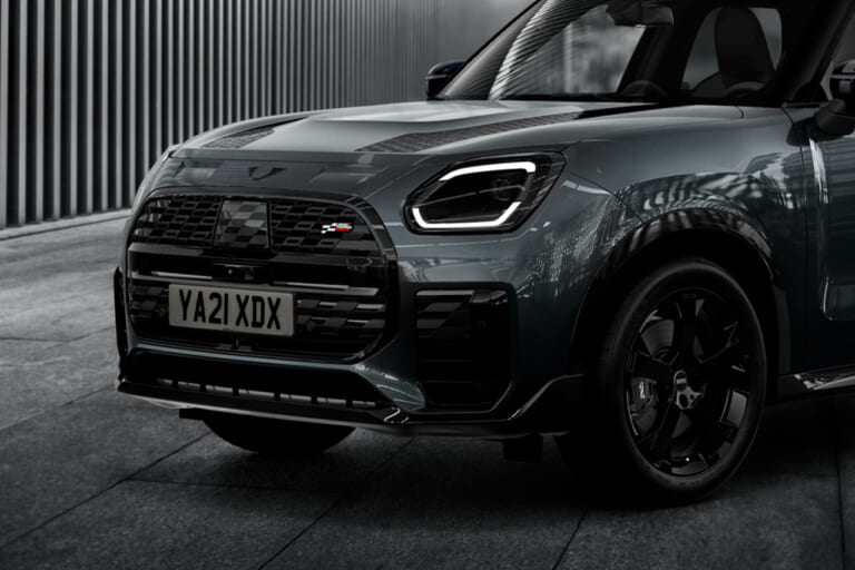 ミニ カントリーマンに、人気の「JCW TRIM」「ディーゼル」を組み合わせた特別仕様車「シャドーエディション」が登場【ダークカラーで統一された内外装にも注目】