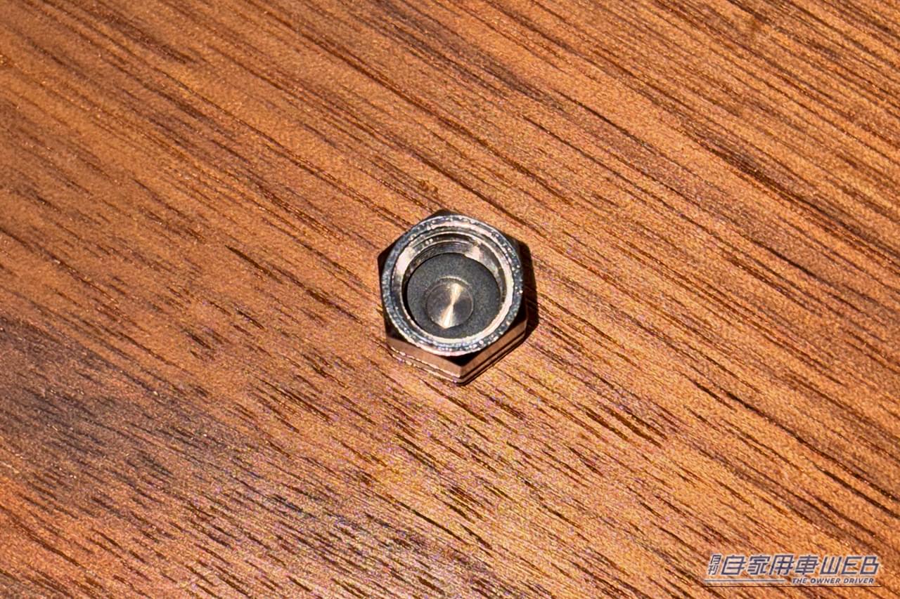 エーモンのエアバルブキャップに搭載されているゴム製のパッキン|「そこに付けるんだ?」「意外と雰囲気変わるね」愛車にさりげないアクセント。分かる人には分かるお手軽カスタムパーツを紹介。