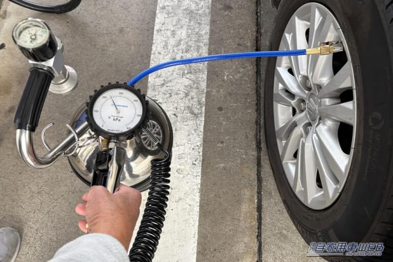 ガソリンスタンドの空気入れで、タイヤに空気を充填している画像｜「みんな なんで使わないの？」給油時に利用できるガソスタの無料サービス。冬は特に活用した方がいい理由。