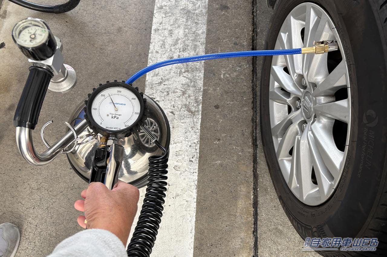 ガソリンスタンドの空気入れで、タイヤに空気を充填している画像|「みんな なんで使わないの?」給油時に利用できるガソスタの無料サービス。冬は特に活用した方がいい理由。