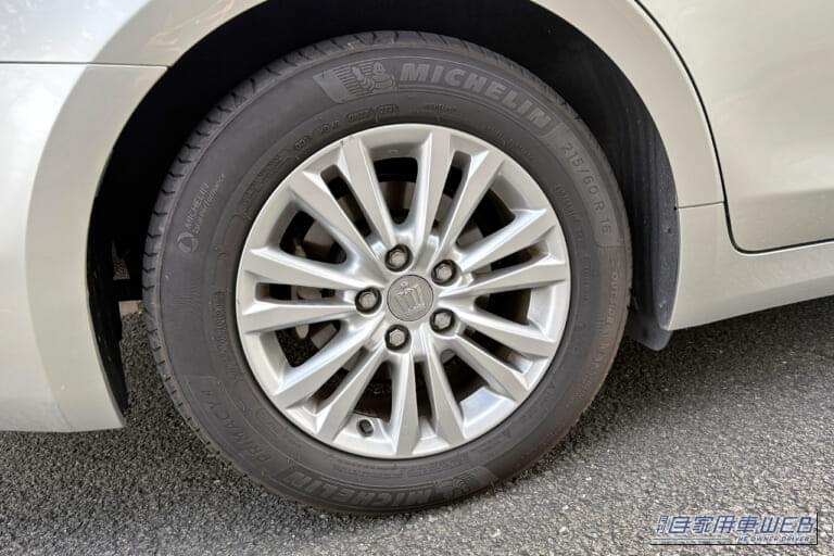 空気圧が正常なタイヤ｜「みんな なんで使わないの？」給油時に利用できるガソスタの無料サービス。冬は特に活用した方がいい理由。