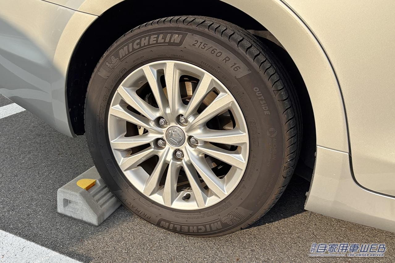 空気圧が低下したタイヤ|「みんな なんで使わないの?」給油時に利用できるガソスタの無料サービス。冬は特に活用した方がいい理由。