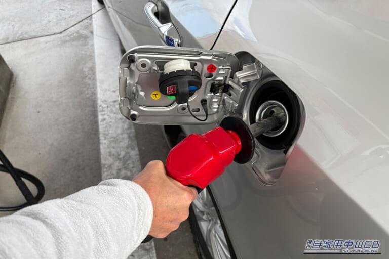 210系クラウンに、レギュラーガソリンを給油している画像。|「みんな なんで使わないの?」給油時に利用できるガソスタの無料サービス。冬は特に活用した方がいい理由。