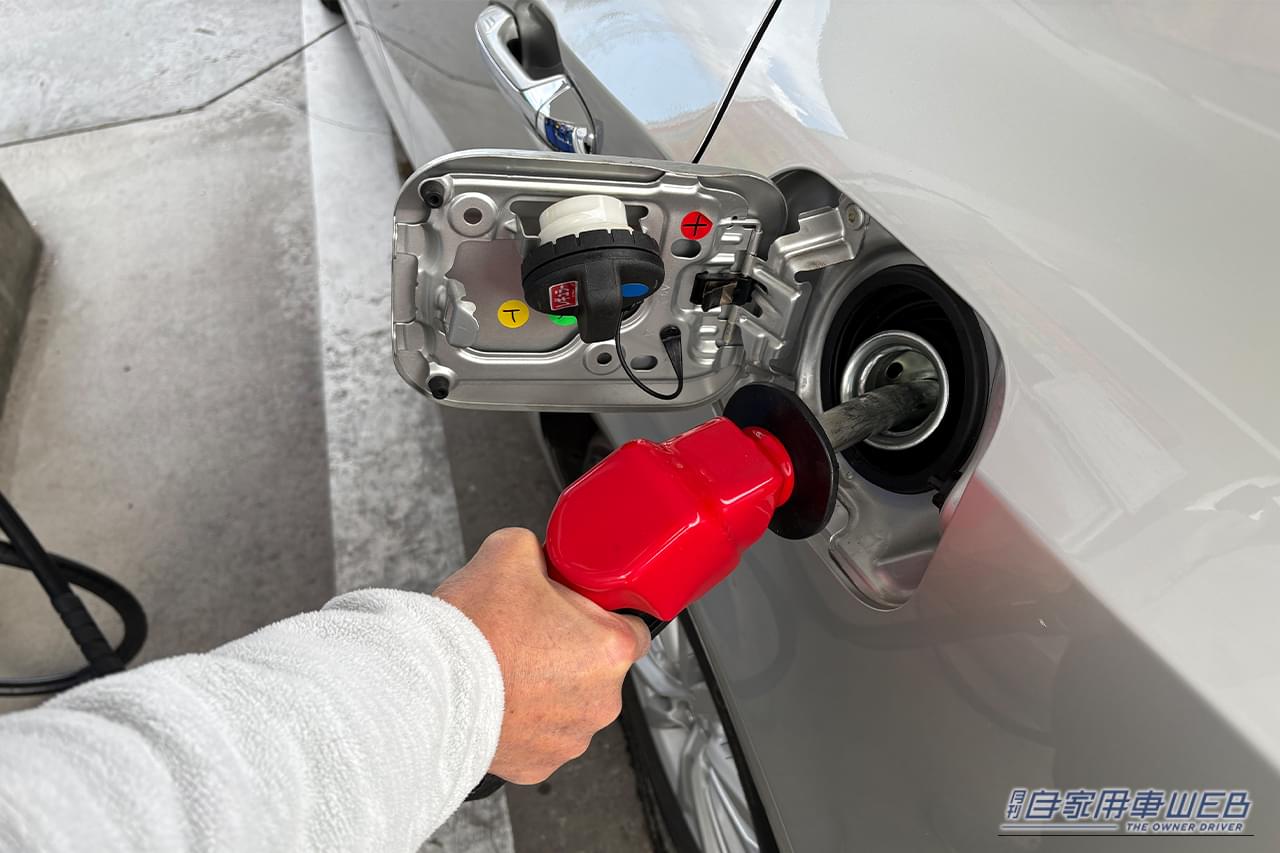 210系クラウンに、レギュラーガソリンを給油している画像。｜「みんな なんで使わないの？」給油時に利用できるガソスタの無料サービス。冬は特に活用した方がいい理由。