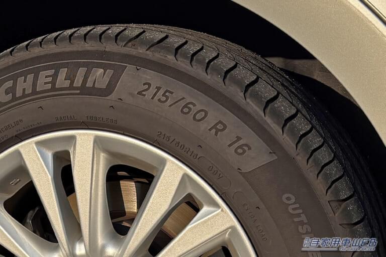 210系クラウンに装着されている、ミシュラン プライマシー 215/60R16|「みんな なんで使わないの?」給油時に利用できるガソスタの無料サービス。冬は特に活用した方がいい理由。