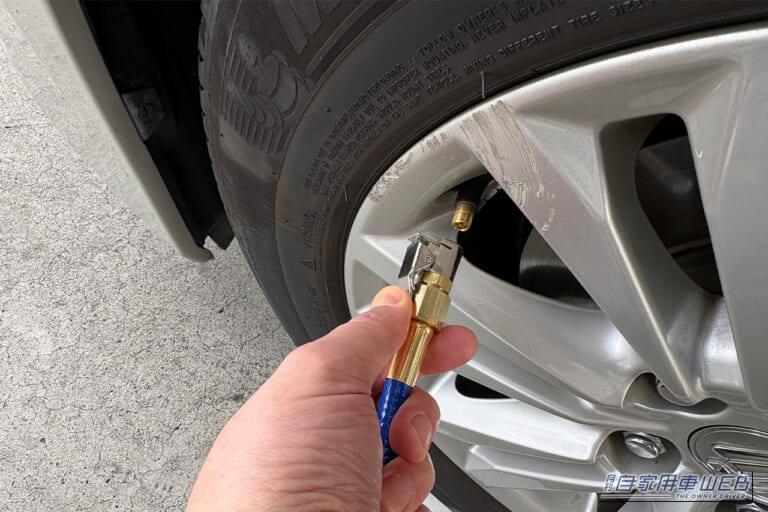 空気入れのノズルの先端を、タイヤのバルブに差し込む画像｜「みんな なんで使わないの？」給油時に利用できるガソスタの無料サービス。冬は特に活用した方がいい理由。