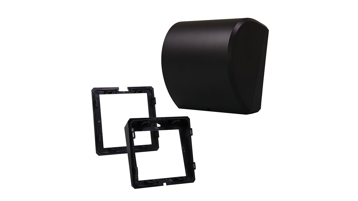 「取り付け簡単で効果はてきめん」リアウィンドウに貼り付けるだけでOK。見た目もスッキリして満足度も高いアイテムを紹介