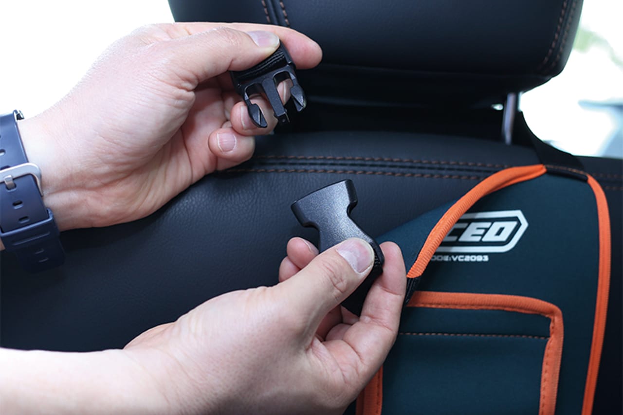 ヘッドレストロッドキーパー（VC2093）［プロックス（PROX）］を装着するシーン｜「その発想はなかった…」クルマのヘッドレスト活用法。あらゆる車種に対応！ 革新的な便利ワザを紹介