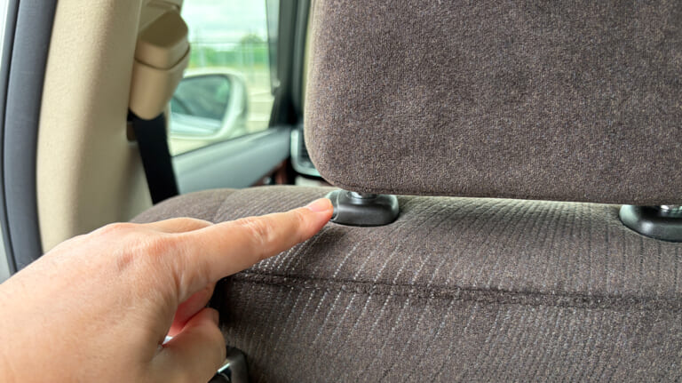 「その発想はなかった…」クルマのヘッドレスト活用法。あらゆる車種に対応！ 革新的な便利ワザを紹介