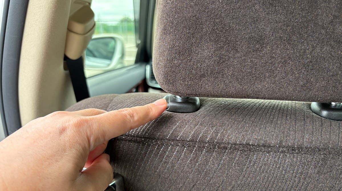 「その発想はなかった…」クルマのヘッドレスト活用法。あらゆる車種に対応！ 革新的な便利ワザを紹介