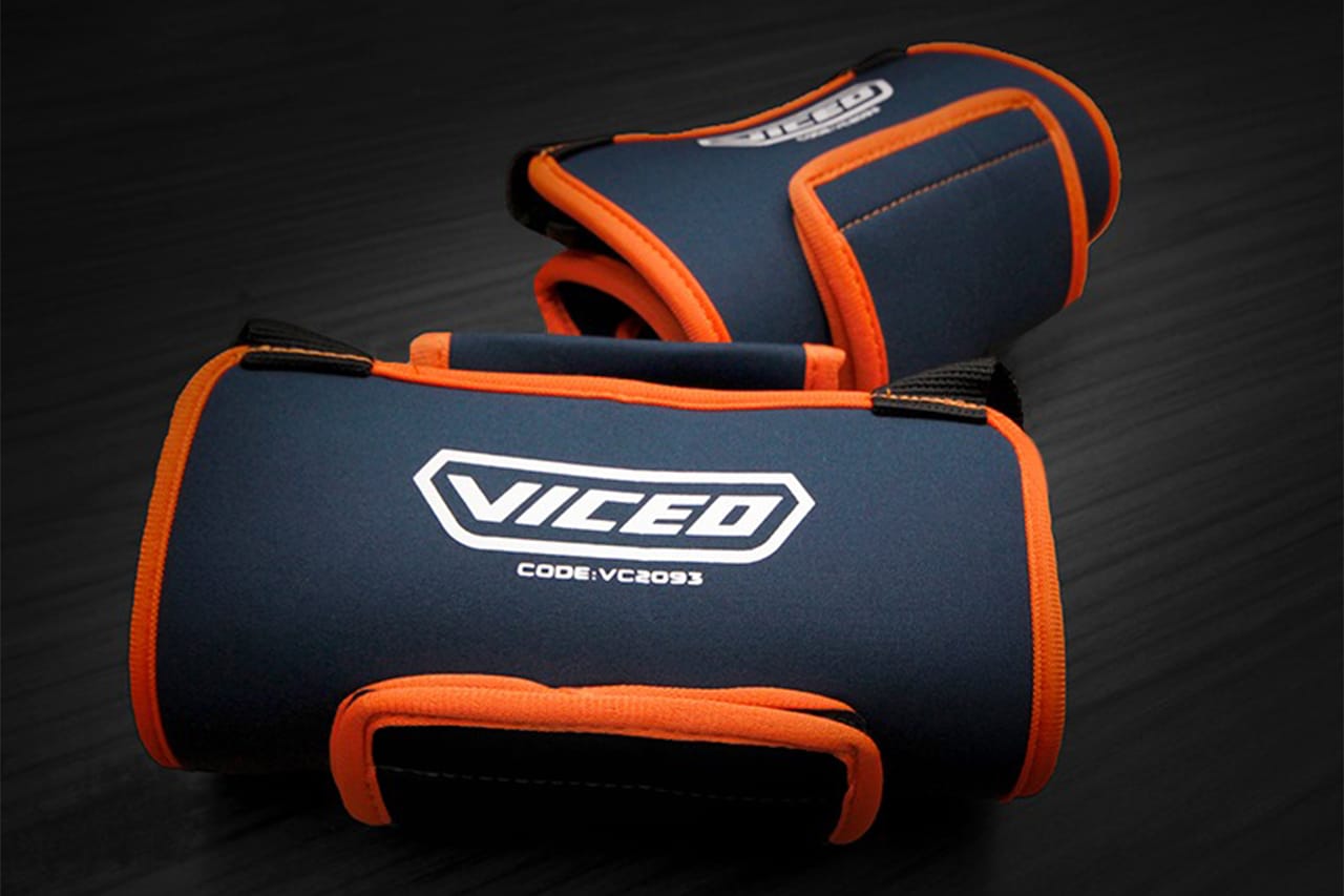 ヘッドレストロッドキーパー（VC2093）［プロックス（PROX）］をコンパクトに丸めて収納した画像｜「その発想はなかった…」クルマのヘッドレスト活用法。あらゆる車種に対応！ 革新的な便利ワザを紹介