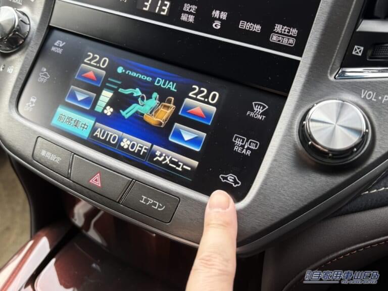 210系クラウンのアームレストに置かれた二酸化炭素濃度計|「そのエアコン設定 実はヤバい…」愛車の花粉対策。知らないと車内が地獄に。2026年春のピーク直前対応マニュアル