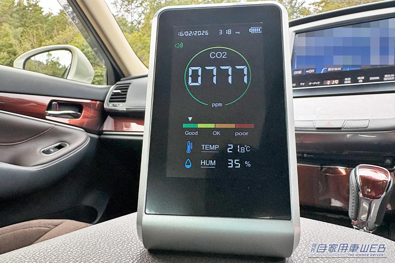 210系クラウンのアームレストに置かれた二酸化炭素濃度計|「そのエアコン設定 実はヤバい…」愛車の花粉対策。知らないと車内が地獄に。2026年春のピーク直前対応マニュアル