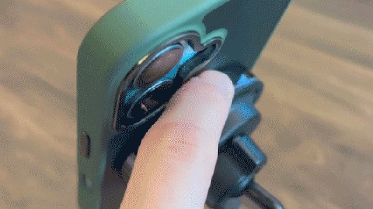 スマホの裏側をピッと「ほほぅ、こりゃスゴい」思わず声が漏れる便利さ。知らなかったのが悔やまれる機能を搭載。