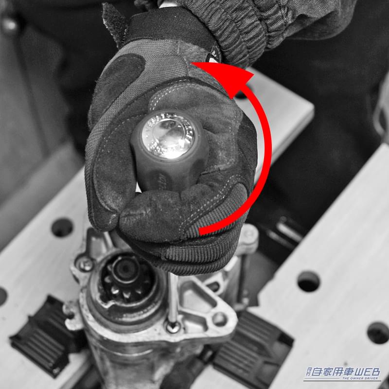 貫通ドライバーを使用して固着したねじを外す準備段階の写真｜「これマジでスゴい…」固着したネジが瞬時にゆるむ驚きの裏ワザ。誰でも実践可能なテクニックを紹介