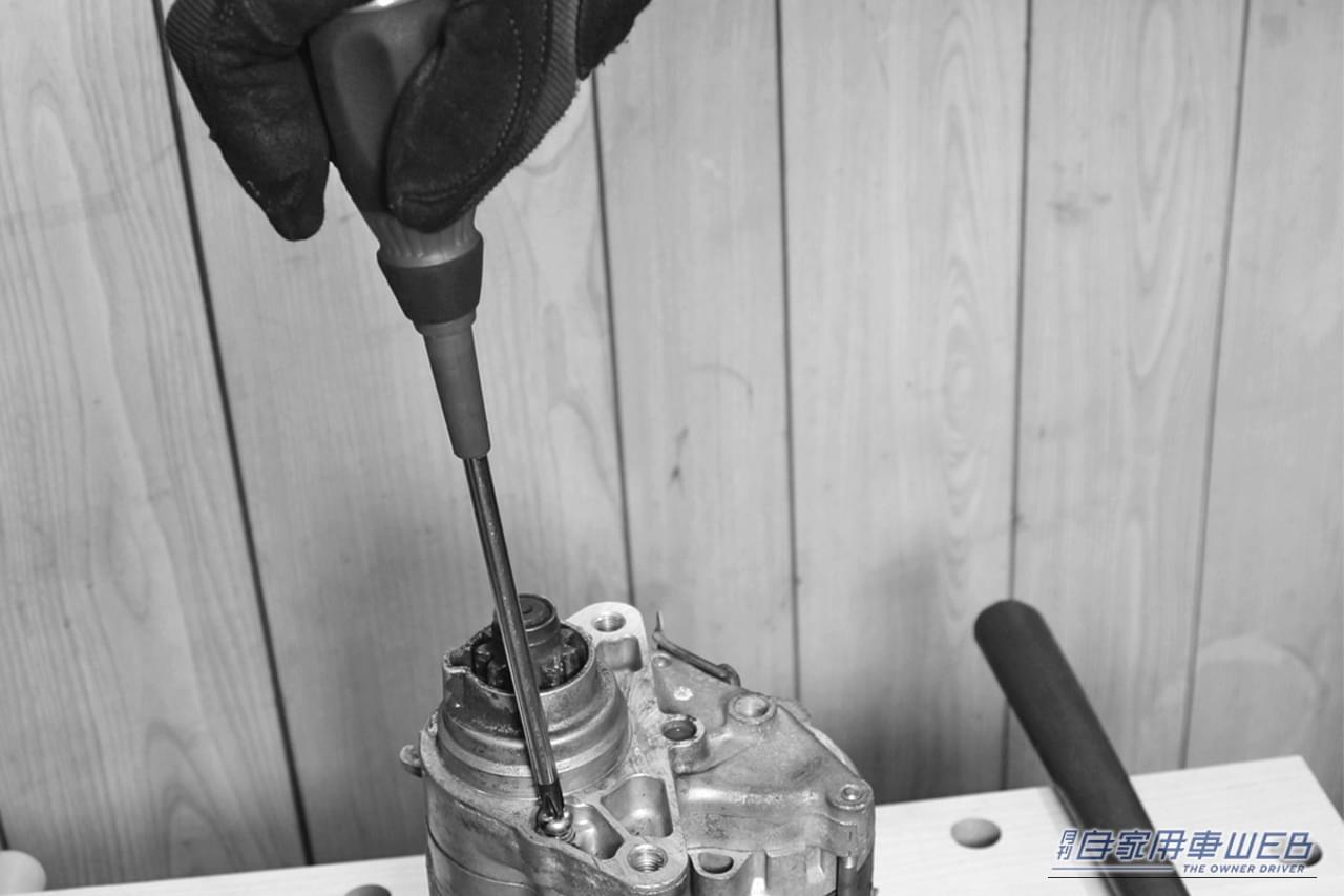 緩んだねじをドライバーで外している画像|「これマジでスゴい…」固着したネジが瞬時にゆるむ驚きの裏ワザ。誰でも実践可能なテクニックを紹介