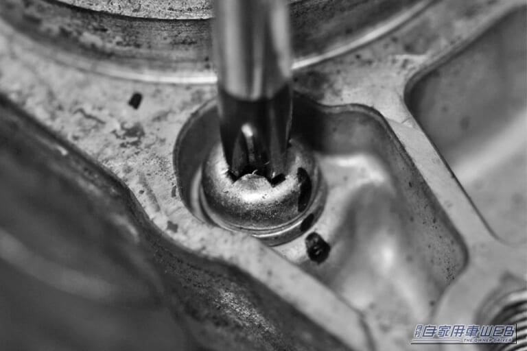 ねじにプラスドライバーをあてがっている画像|「これマジでスゴい…」固着したネジが瞬時にゆるむ驚きの裏ワザ。誰でも実践可能なテクニックを紹介