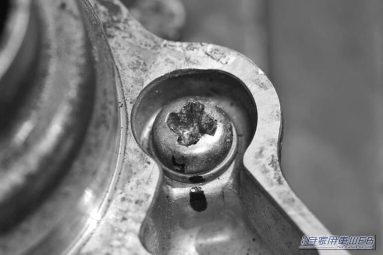 車の部品を止めているプラスねじ|「これマジでスゴい…」固着したネジが瞬時にゆるむ驚きの裏ワザ。誰でも実践可能なテクニックを紹介