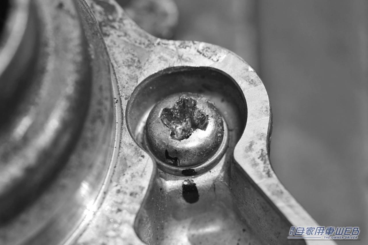 車の部品を止めているプラスねじ｜「これマジでスゴい…」固着したネジが瞬時にゆるむ驚きの裏ワザ。誰でも実践可能なテクニックを紹介