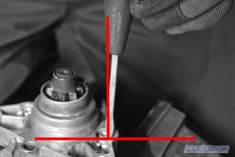 外したいねじに対して、垂直にプラスドライバーをあてがっている写真｜「これマジでスゴい…」固着したネジが瞬時にゆるむ驚きの裏ワザ。誰でも実践可能なテクニックを紹介