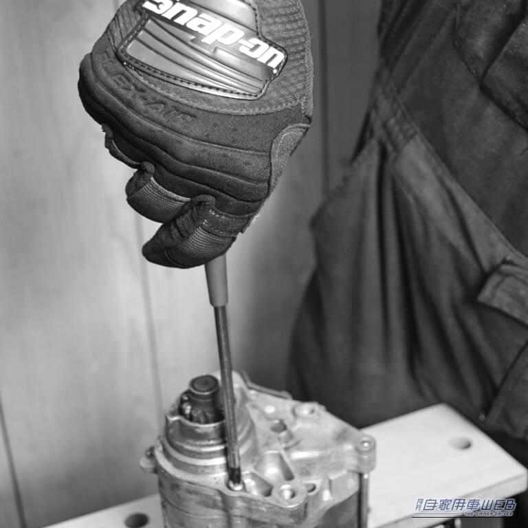 ドライバーを使用してねじを緩める画像|「これマジでスゴい…」固着したネジが瞬時にゆるむ驚きの裏ワザ。誰でも実践可能なテクニックを紹介