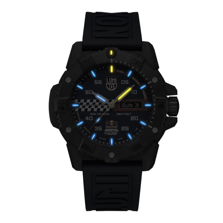 Luminox 3863 AMPOL RB LIMITEDの発光イメージ｜ルミノックスの人気シリーズにレッドブル・アンポル・レーシング公式チームウォッチが登場。