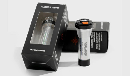 WINDSWAVESのオーロラライトとパッケージ｜「そんな使い方ができるんだ…？」あらゆる車両に設置可能！ 1つ持っておくと何かと重宝するアイテムを紹介