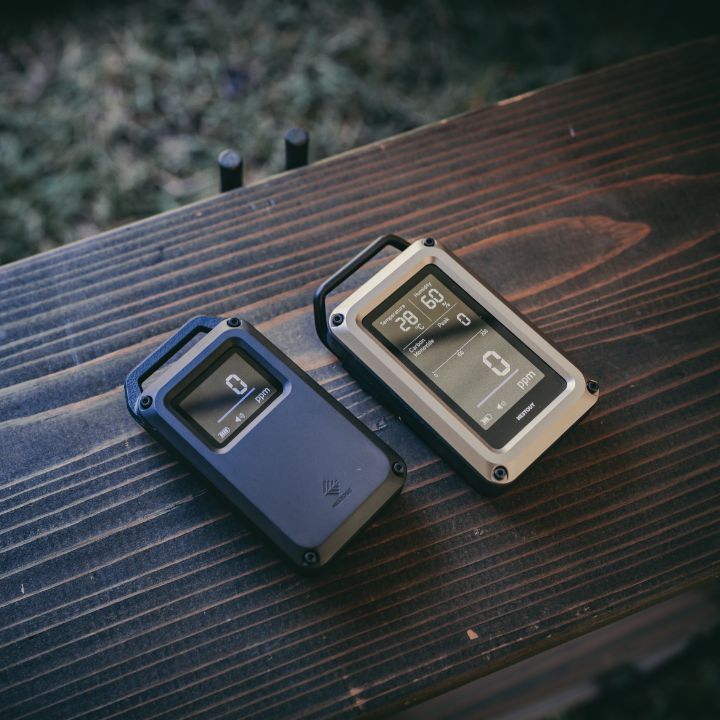 エレコム NESTOUT 一酸化炭素アラーム3in1(右)とエレコム NESTOUT 一酸化炭素アラーム ベーシック(左)｜「これメッチャいいじゃん！」必要な情報をひと目で把握。さらにアラーム音でも警告。幅広く使える、日本製高精度センサー内蔵探知機を紹介