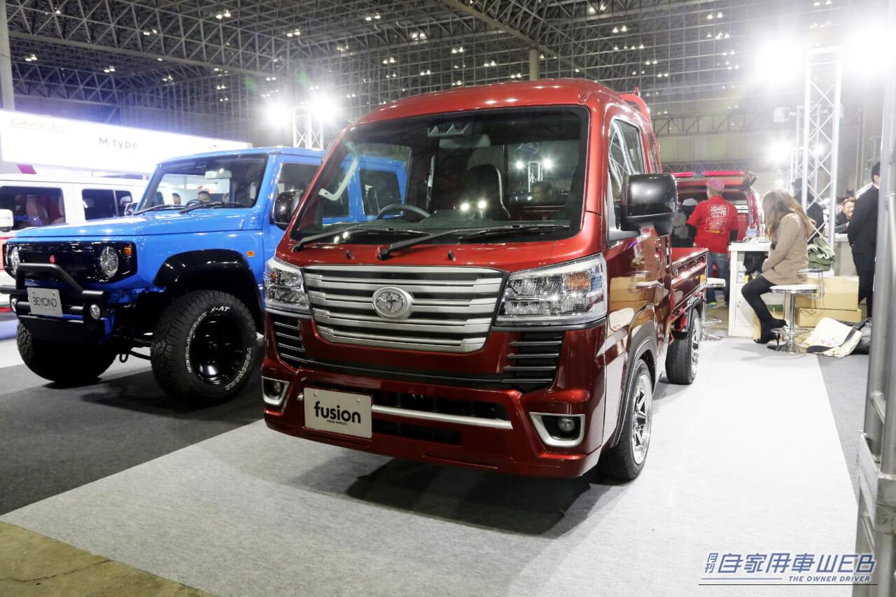 ダイハツ・ハイゼットトラックのカスタマイズモデル|フロントマスクは、あの「高級SUV」にソックリ。熱視線を集めた「謎のカスタム軽トラ」には、王者の威厳あり