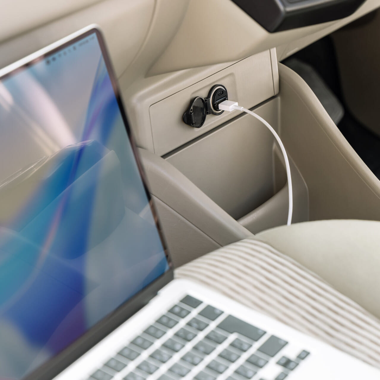 サンワサプライのカーチャージャー200-CAR124AC車内のシガーソケットに装着した画像｜「まるで純正…」「コレって後付けなの？」クルマの中の救世主。コンパクトなのにハイパワー、安心のサンワサプライ製