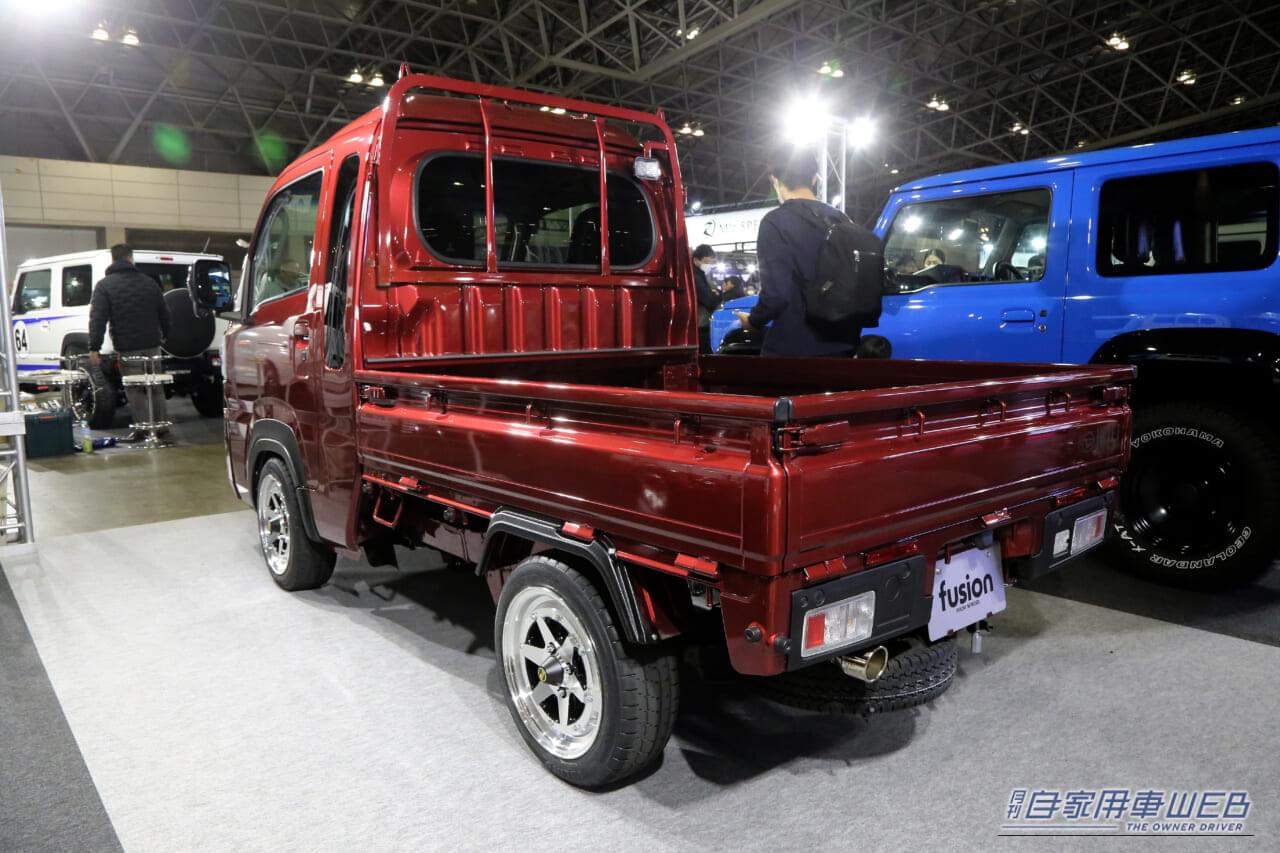 フロントマスクは、あの「高級SUV」にソックリ。熱視線を集めた「謎のカスタム軽トラ」には、王者の威厳あり
