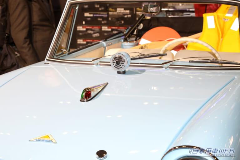 アンフィカーのボンネットの上には赤/緑に点灯するポジションランプ（航行灯）やシグナルホーンが備えられている｜「これはスゴいわ…」日本のガレージでとんでもない激レア車両が眠っていた！ ピカピカにしてオークション出品すると、スゴい展開に…！