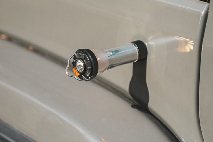 クルマのボディに磁石でくっつくWINDSWAVESのオーロラライト｜「そんな使い方ができるんだ…？」あらゆる車両に設置可能！ 1つ持っておくと何かと重宝するアイテムを紹介