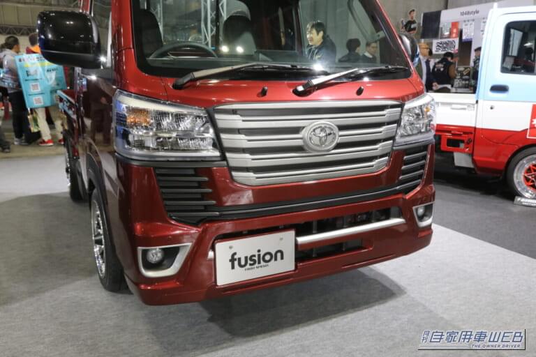 ダイハツ・ハイゼットトラックのカスタマイズモデル｜フロントマスクは、あの「高級SUV」にソックリ。熱視線を集めた「謎のカスタム軽トラ」には、王者の威厳あり