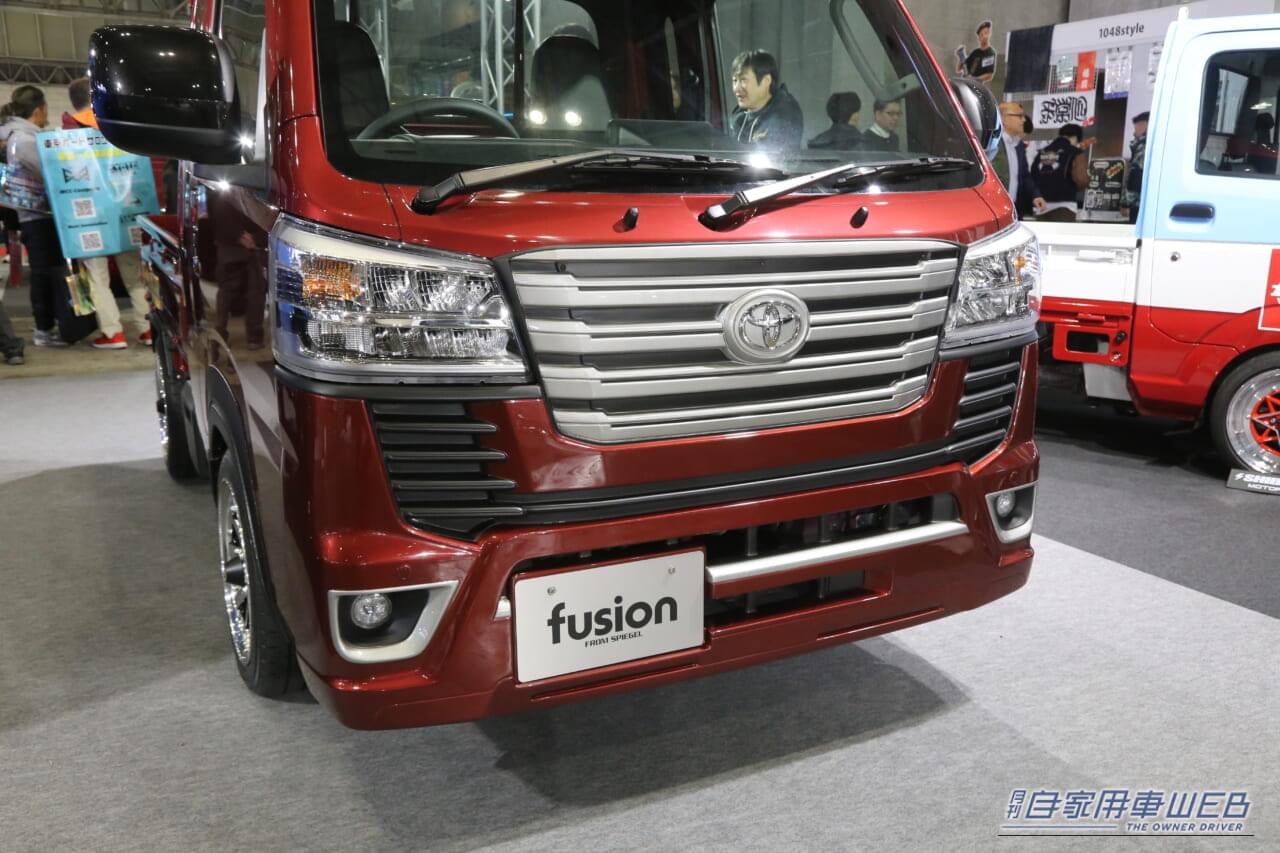 ダイハツ・ハイゼットトラックのカスタマイズモデル|フロントマスクは、あの「高級SUV」にソックリ。熱視線を集めた「謎のカスタム軽トラ」には、王者の威厳あり