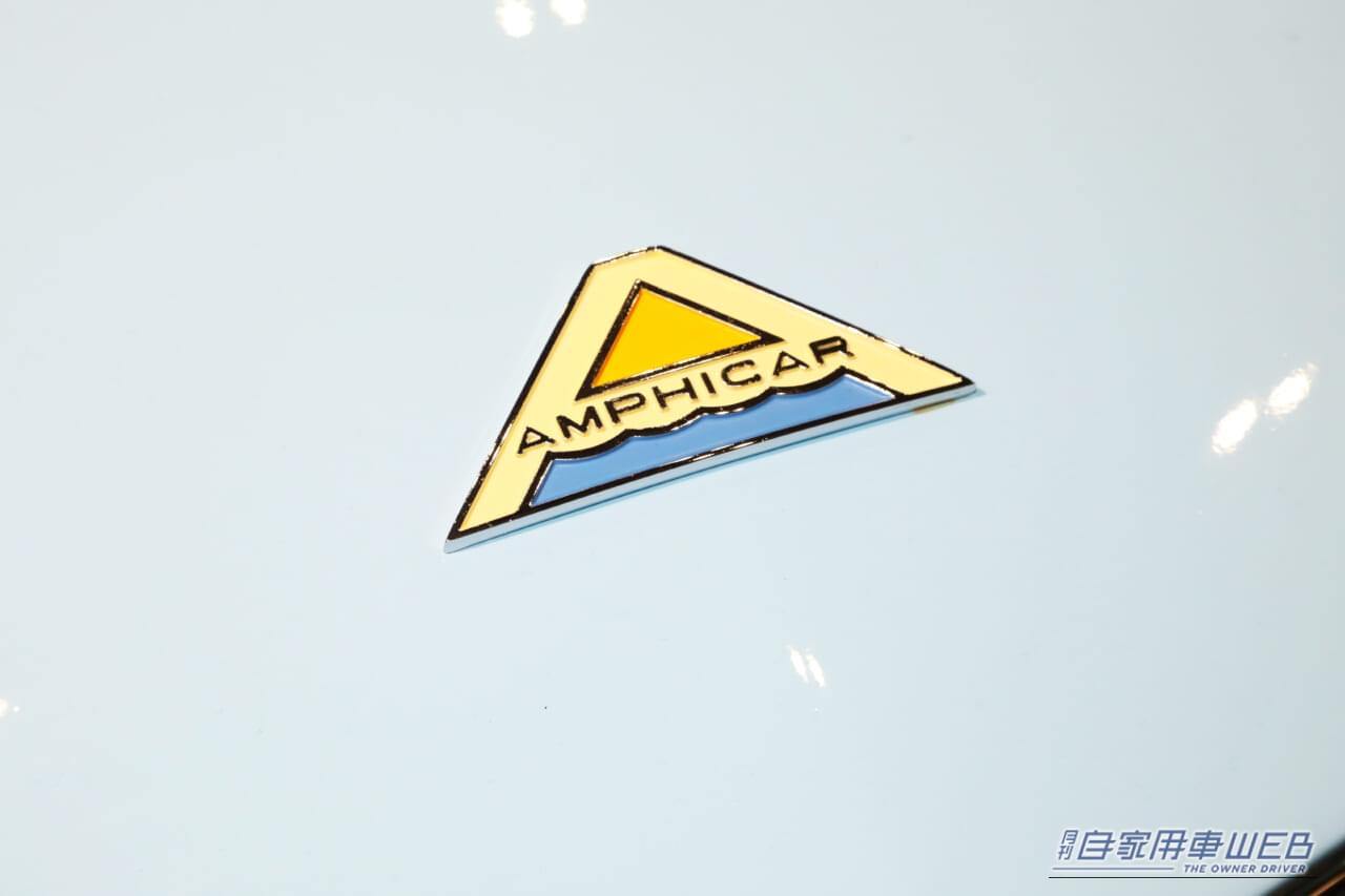 アンフィカーのエンブレム|「これはスゴいわ…」日本のガレージでとんでもない激レア車両が眠っていた! ピカピカにしてオークション出品すると、スゴい展開に…!