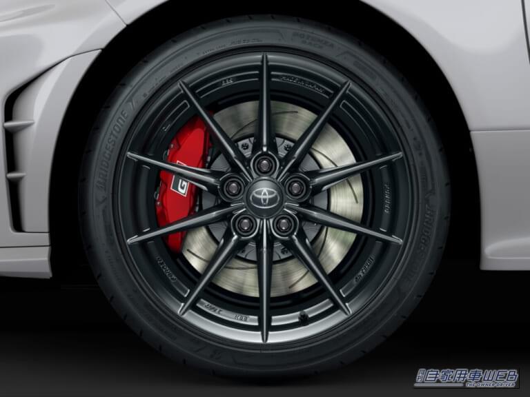 225/40ZR18タイヤ(ブリヂストン POTENZA RACE)× BBS製8Jインセット45mm 鍛造アルミホ イール(メタルスターグロスブラック塗装/センターオーナメント付)|モータースポーツの極限で磨かれた「26式GRヤリス」が登場