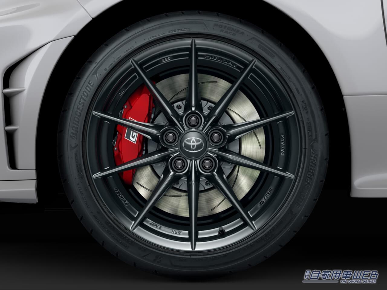 225/40ZR18タイヤ（ブリヂストン POTENZA RACE）× BBS製8Jインセット45mm 鍛造アルミホ イール（メタルスターグロスブラック塗装/センターオーナメント付）｜モータースポーツの極限で磨かれた「26式GRヤリス」が登場