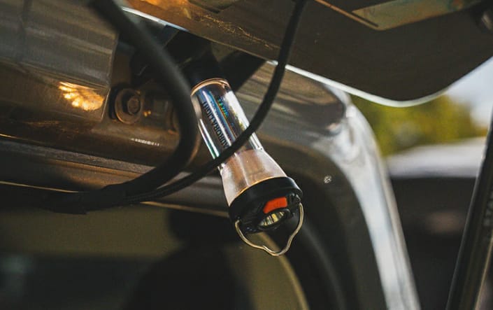 クルマのラゲッジルームの上部に磁石でくっつくWINDSWAVESのオーロラライト｜「そんな使い方ができるんだ…？」あらゆる車両に設置可能！ 1つ持っておくと何かと重宝するアイテムを紹介