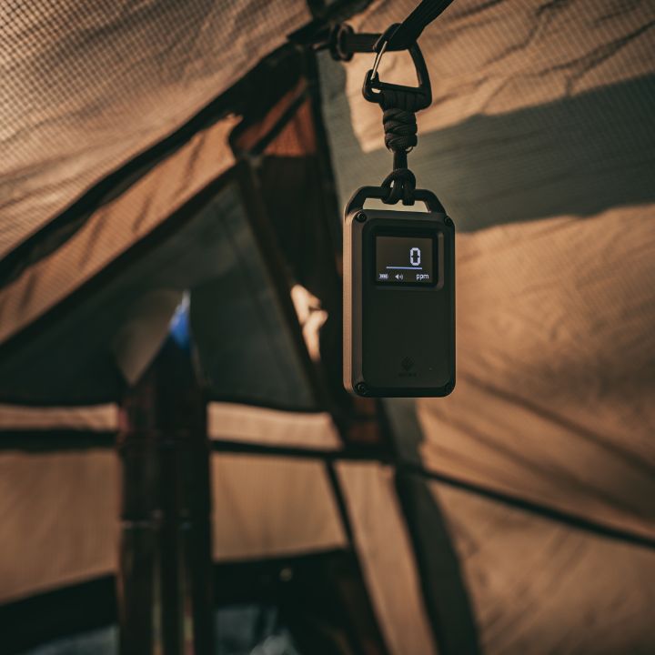 テント内につり下げられた、エレコム NESTOUT 一酸化炭素アラーム ベーシック｜「これメッチャいいじゃん！」必要な情報をひと目で把握。さらにアラーム音でも警告。幅広く使える、日本製高精度センサー内蔵探知機を紹介