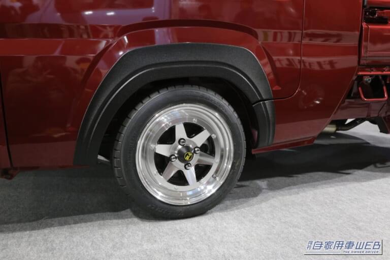 ダイハツ・ハイゼットトラックのカスタマイズモデル|フロントマスクは、あの「高級SUV」にソックリ。熱視線を集めた「謎のカスタム軽トラ」には、王者の威厳あり