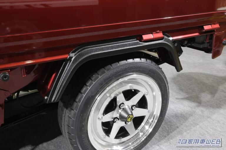 ダイハツ・ハイゼットトラックのカスタマイズモデル|フロントマスクは、あの「高級SUV」にソックリ。熱視線を集めた「謎のカスタム軽トラ」には、王者の威厳あり